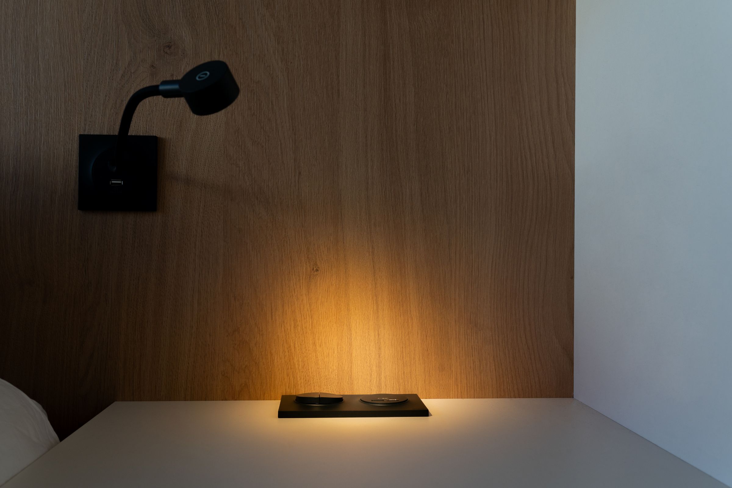 Detail eclairage ambiance calme chambre optimisee, sur-mesure Annecy