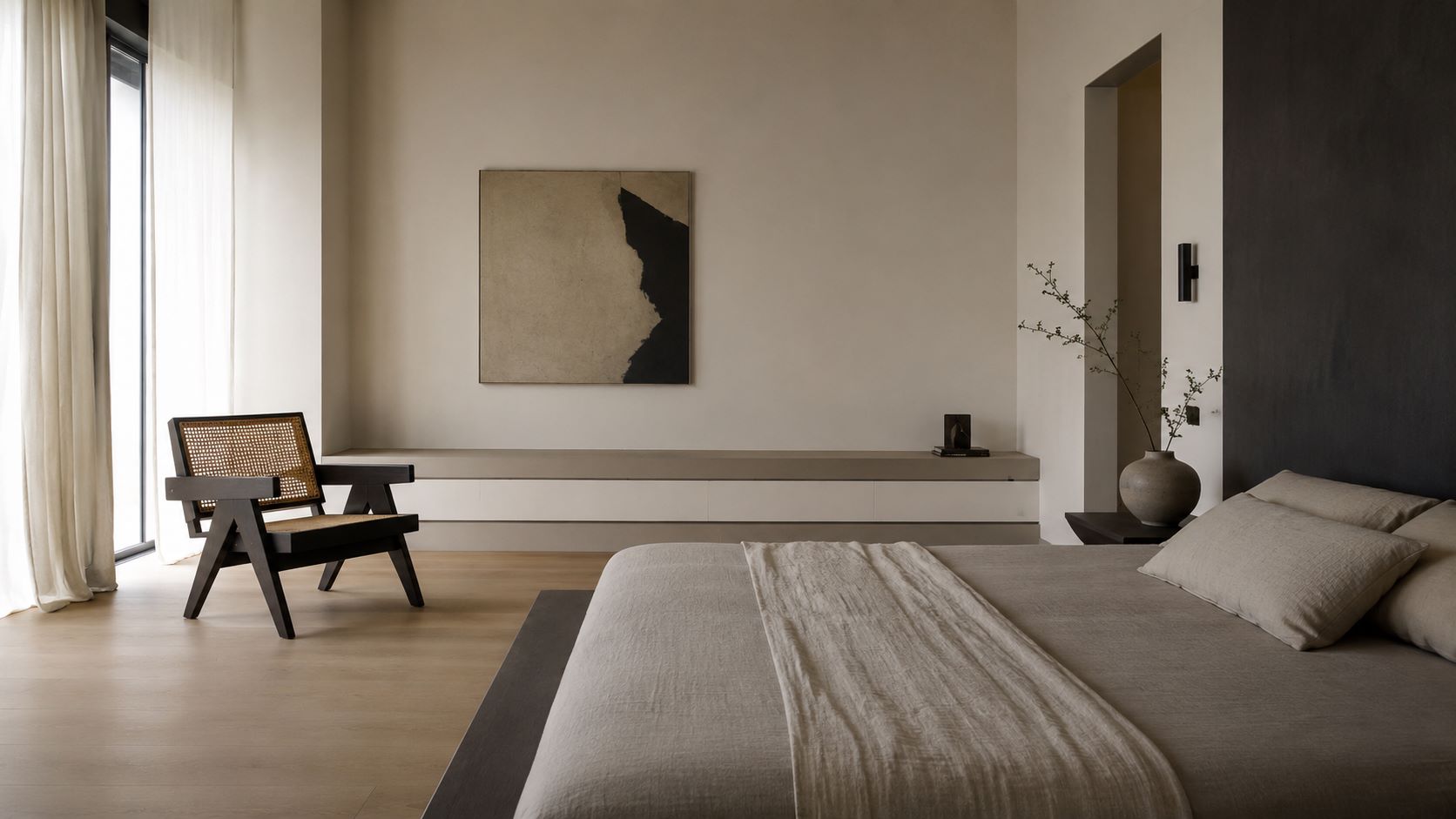 Chambre minimaliste élégante avec lit bas, linge naturel, fauteuil design et œuvre abstraite