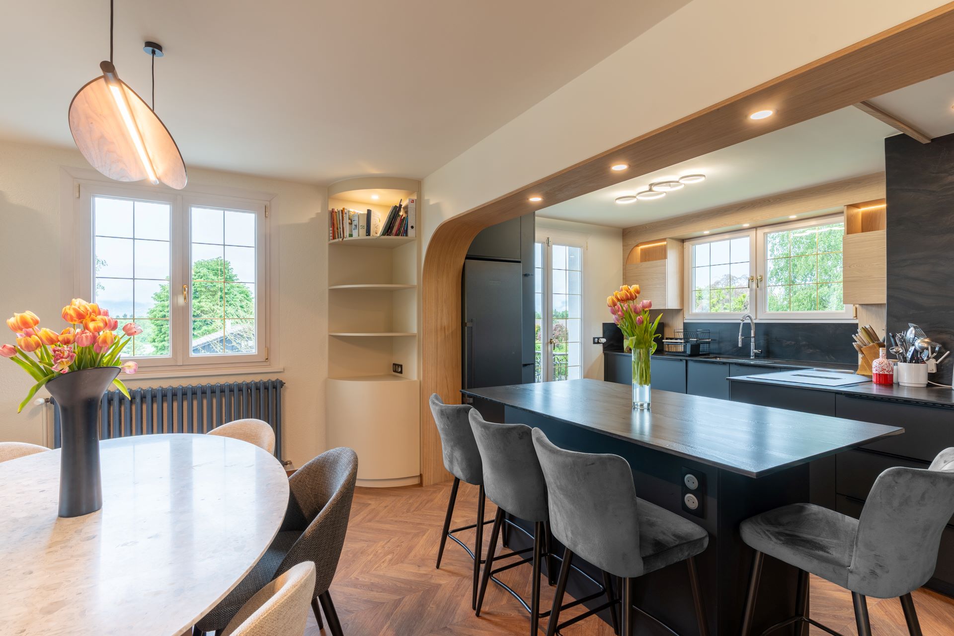 Cuisine ouverte et bois rénovation maison moderne à Contamine-sur-Arve