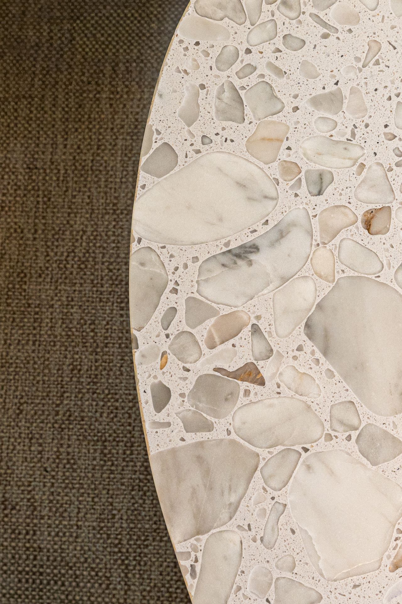 Gros plan plateau effet terrazzo et tissu de chaise - choix matériaux rénovation intérieure