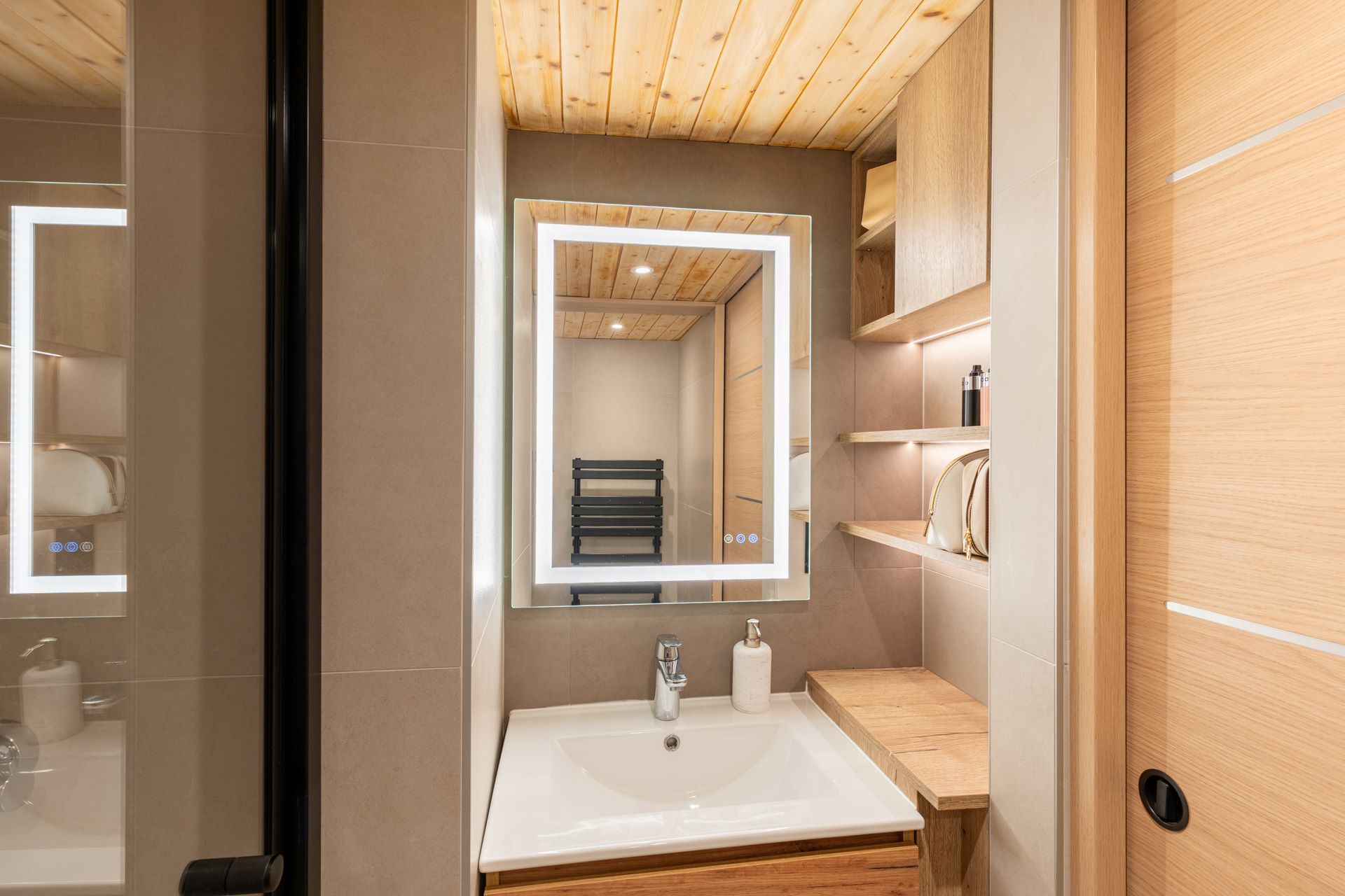 Meuble vasque bois, miroir lumineux et rangements intégrés - salle de bain rénovée